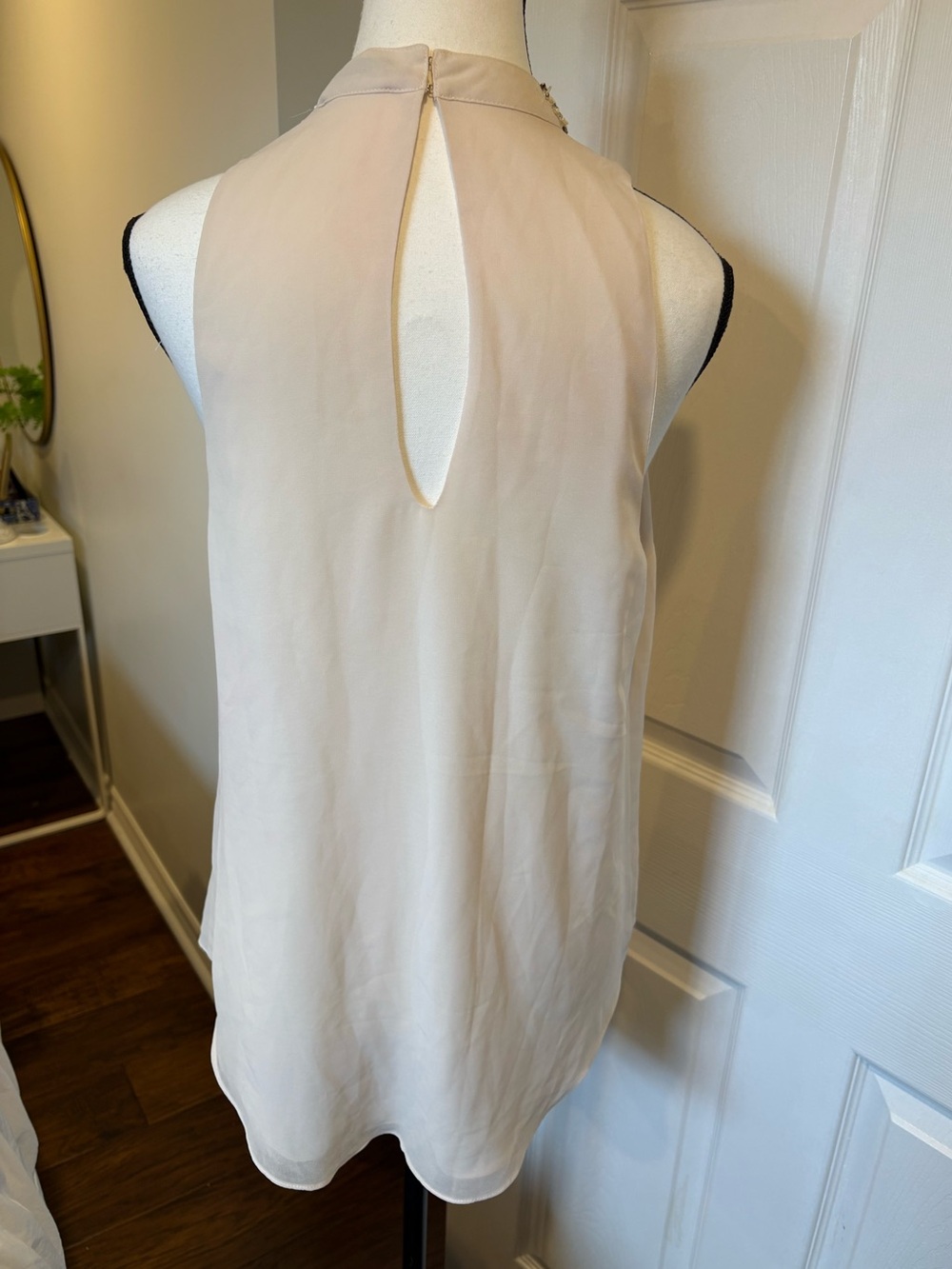 🌷Le Chateau Ivory Pearl Beaded Sleeveless Blouse Size M Formal 3/$30 - Picture 8 of 8